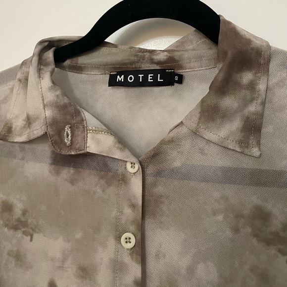 ***SOLD****MOTEL ROCKS Button Down Top 🥑 - Picture 4 of 6